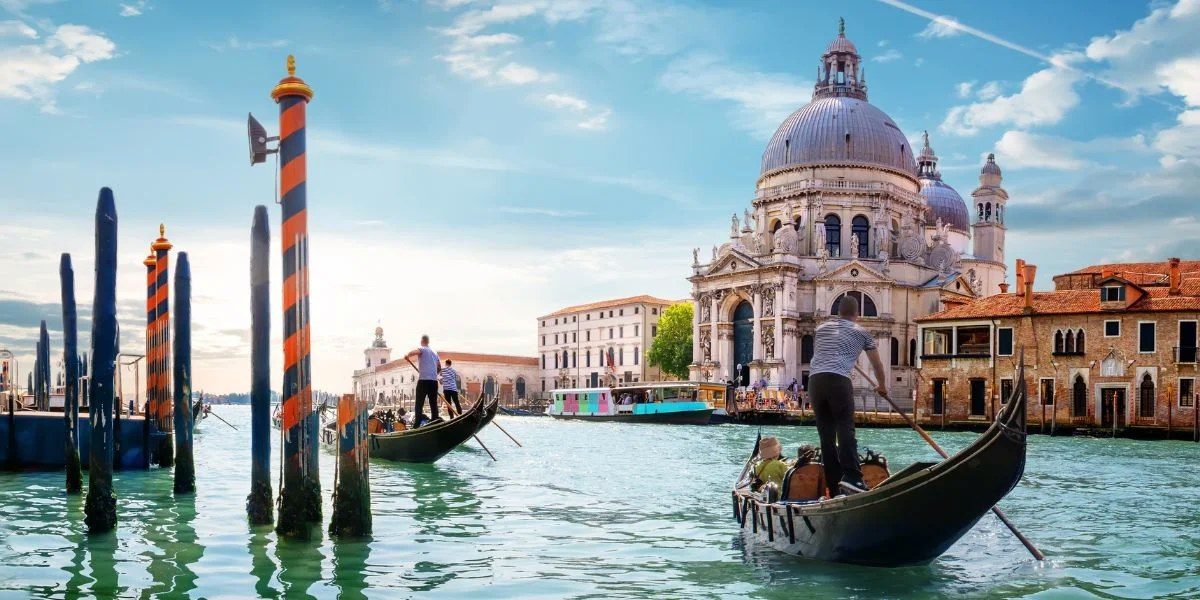 Basílica de Santa Maria della Salute y góndolas en Venecia
