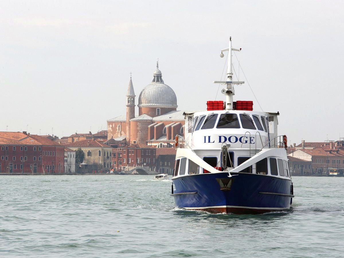 Il Doge, buque insignia de la flota, navegando la laguna de Venecia